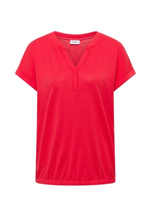 Jasnoczerwona damska bluzka z krótkim rękawem, z dekoltem w serek z rozcięciem, podwiniętymi mankietami, elastycznym dołem oraz małą wewnętrzną metką z napisem "CECIL".