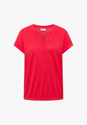 Jasnoczerwona damska bluzka z krótkim rękawem, z dekoltem w serek z rozcięciem, podwiniętymi mankietami, elastycznym dołem oraz małą wewnętrzną metką z napisem "CECIL".