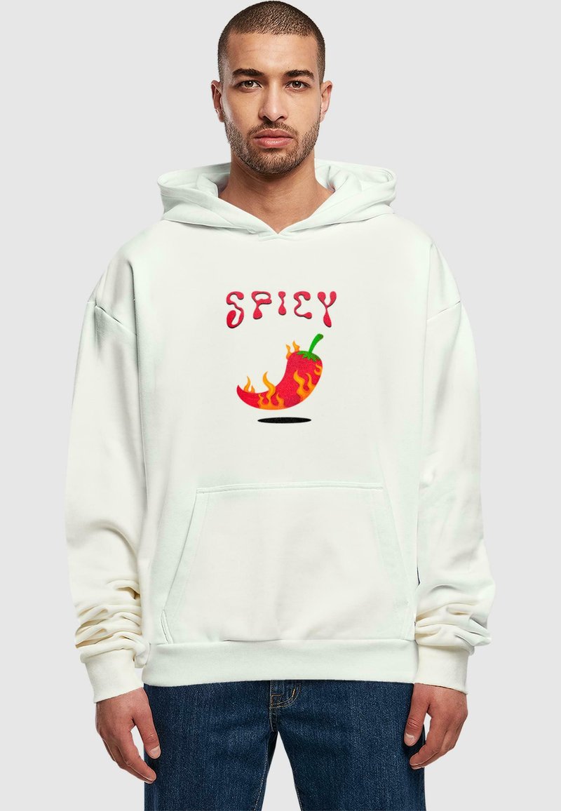 Felpa bianca con cappuccio caratterizzata dalla scritta "SPICY" in rosso e un grafico di peperoncino con fiamme, tasca anteriore a canguro e polsini a coste.