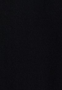 Schwarzer Strickpulli in einfarbigem Design, mit feiner Textur und engem Maschenmuster, ohne zusätzliche Akzente oder sichtbare Muster.