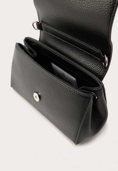 Μαύρη δερμάτινη τσάντα με υφή, με επικάλυψη και ασημένιο κουμπί κλεισίματος, διαθέτει εσωτερική τσέπη για οργάνωση.