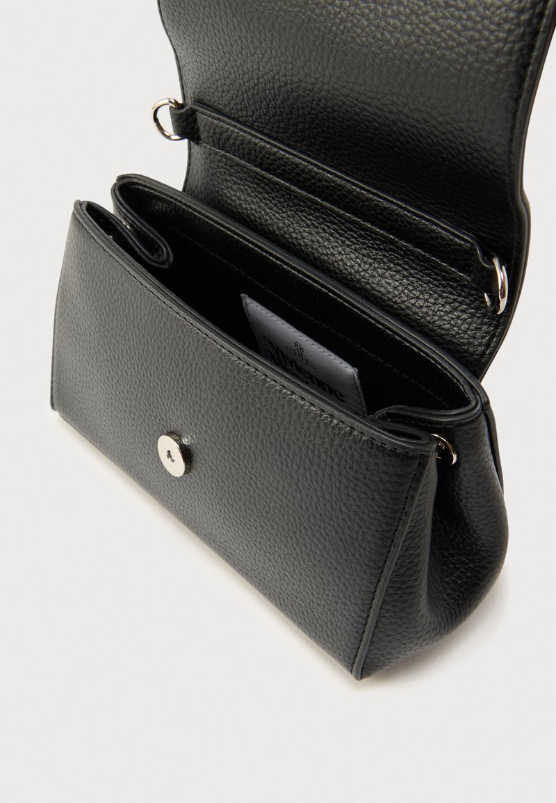 Sac en cuir noir texturé avec un rabat repliable, équipé d'une fermeture pression argentée et d'une poche intérieure pour l'organisation.