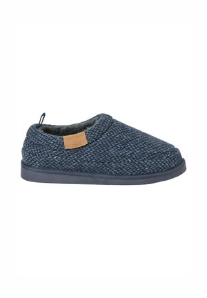 Zapatilla única de color azul oscuro tejida, con forro interior suave, suela plana y pequeña etiqueta de tela marrón en el lateral.