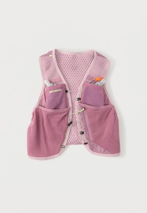 Chaleco de running de malla púrpura con múltiples bolsillos frontales, clips ajustables y dos botellas blandas, una de ellas con la etiqueta "Salomon".