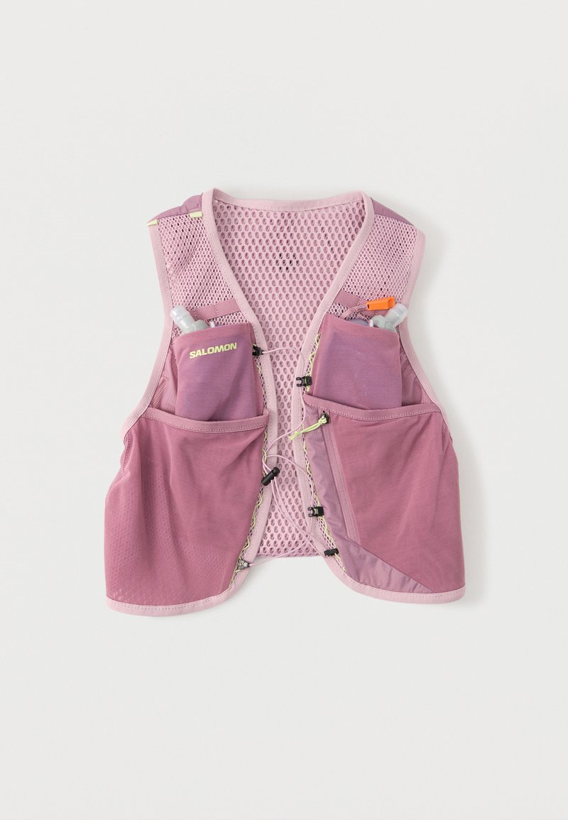 Μωβ δίχτυ αμάνικο τρέξιμου με πολλαπλές μπροστινές τσέπες, ρυθμιζόμενα κλιπ και δύο μαλακές φιάλες, η μία με ετικέτα "Salomon".