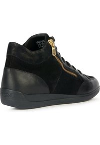 Černé sneaker boty s kombinací semiše a kůže, zaoblenou špičkou a bočním zlatým zipem.