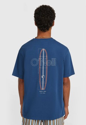 Blauw katoenen T-shirt met een afbeelding van een surfplank met een gestreept ontwerp en de tekst "O'Neill" en "Santa Cruz C.A. USA" op de achterkant.