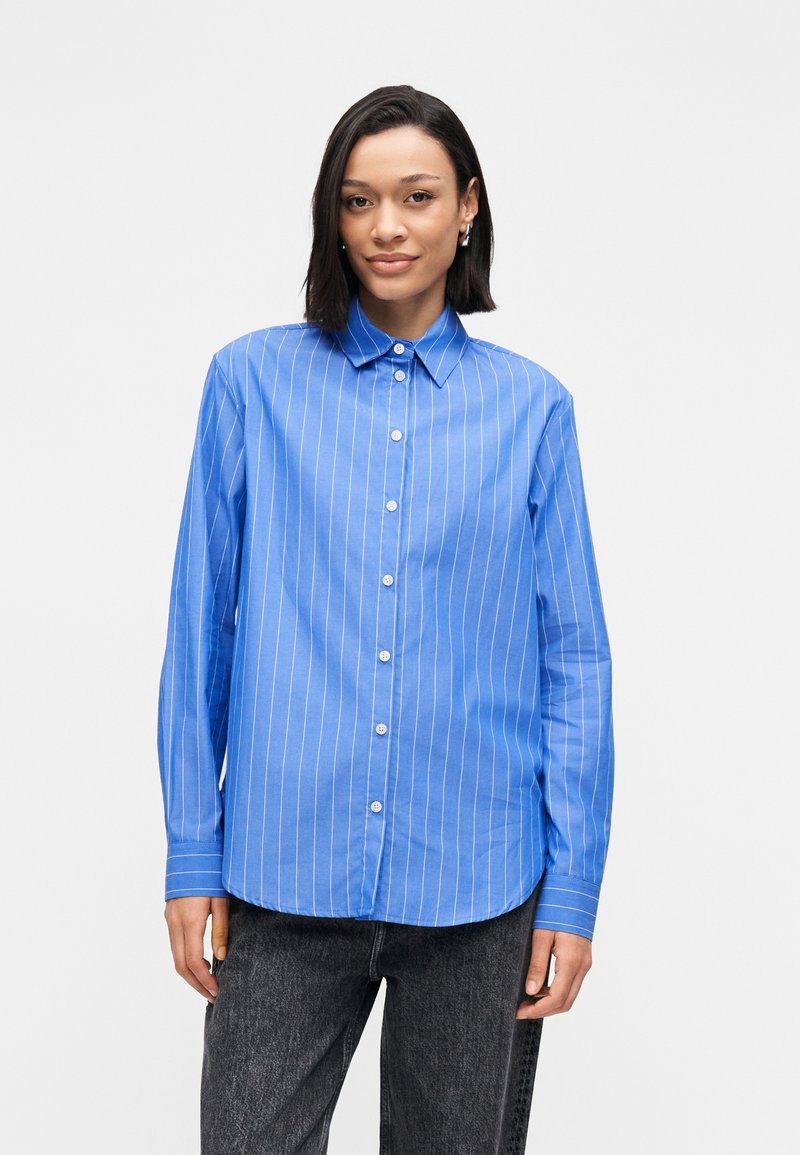 Blau gestreiftes Hemd mit Knopfleiste, Kragen, langen Ärmeln und abgerundetem Saum, aus glattem Stoff. Minimalistisches Design.