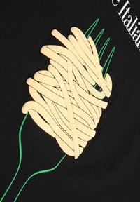 Musta t-paita, jossa on beige pastan grafiikka, joka on kääritty vihreän haarukan ympärille, yksinkertaisilla viivoilla ja minimaalistisilla suunnittelu elementeillä.