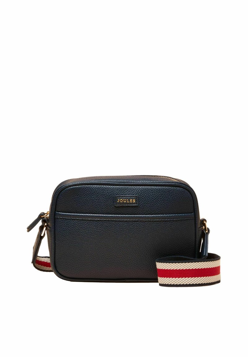 Sac bandoulière en cuir texturé noir avec fermeture éclair dorée, poche avant et bandoulière en tissu rayé amovible en rouge, crème et marine.