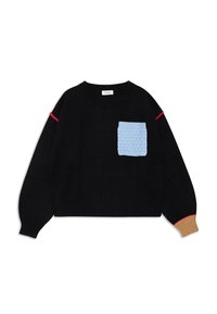 Maglione nero lavorato a maglia con una tasca testurizzata di un blu chiaro, dettagli rossi e beige sulle maniche e colletto rotondo.