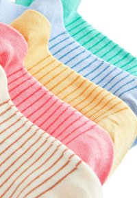 Medvilninės kojinės pastelinių atspalvių: šviesiai mėlynos, žalios, geltonos, rožinės ir baltos. Kiekvienos kojinės turi plonas horizontalias juosteles kontrastingų spalvų.