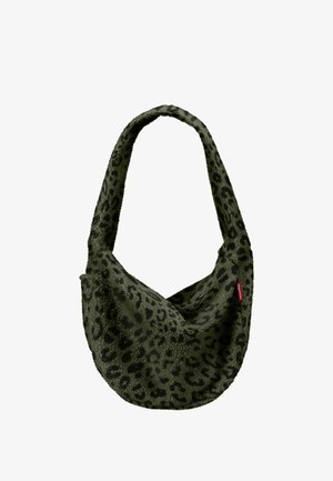 Grüne Schultertasche mit Leopardenmuster aus weichem Stoff, mit breitem Träger und geschwungenem, lässigem Design. Mit rotem Etikettdetail.