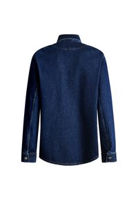 Camisa de mezclilla azul marino con mangas largas, puños abotonados y collar puntiagudo. La vista posterior presenta costuras planas y un dobladillo curvado.