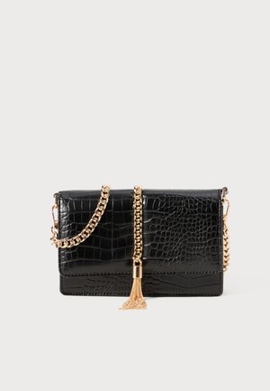 Sac en simili-crocodile noir avec une bandoulière en chaîne dorée, un détail à frange et une forme rectangulaire. Texture lisse avec une finition brillante.