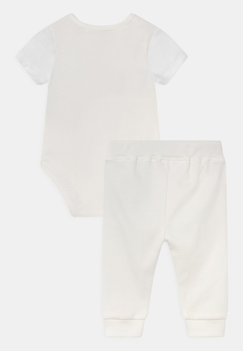 Kinder Shirts & Tops | Guess NEWBORN PANTS SET UNISEX Geschenk zur Geburt salt white/weiß - US34670 Kinder Shirts & Tops | Guess NEWBORN PANTS SET UNISEX Geschenk zur Geburt salt white/weiß - US34670