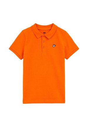 Polo shirt orange en coton, avec un col classique, trois boutons et un petit logo d'oiseau brodé sur la poitrine.