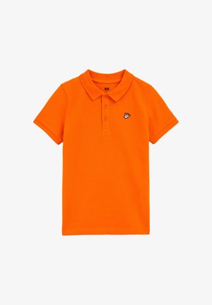 Polo shirt orange en coton, avec un col classique, trois boutons et un petit logo d'oiseau brodé sur la poitrine.