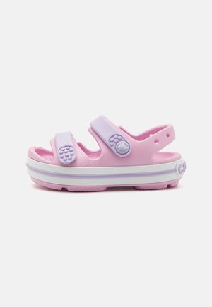 Roze en lavendelkleurige kindersandaal met twee verstelbare bandjes, dikke witte zool, gestructureerd voetbed en open teen- en hielontwerp.
