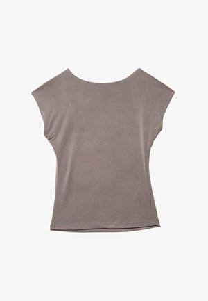 Grå kortærmet top, afslappet pasform, letvægtsstof, glat tekstur, bred rund halsudskæring, minimale sømme og kantede kanter.