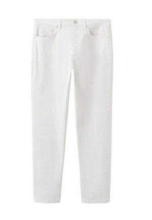 Witte rechte jeans met voorzakken, een knoopsluiting en riemlussen, weergegeven tegen een effen achtergrond.