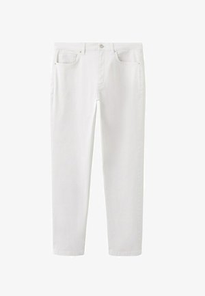 Belo ravne kavbojke z žepi spredaj, zapenjanjem na gumb in zankami za pas, prikazane na enostavni podlagi.