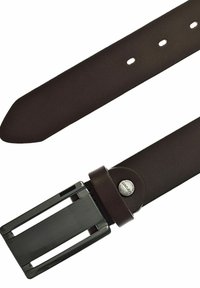 Dunkelbrauner Ledergürtel mit glatter Oberfläche, ausgestattet mit einer Metallschnalle und einer Nietenverzierung in der Nähe der Schnalle. Mehrere Einstelllöcher sind sichtbar.