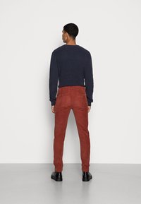 Levi's® XX CHINO SLIM TAPER PANTS - Chinos - fired brick
