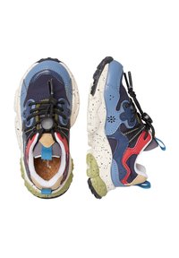 Masywne niebieskie, czerwone i czarne sneakersy z nakrapianymi białymi podeszwami pośrodkowymi, oliwkowymi podeszwami zewnętrznymi oraz czarnymi elastycznymi sznurowadłami z zapięciami typu toggle.