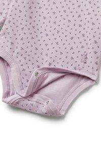 Světle fialový body s krátkým rukávem, zdobené drobným květinovým vzorem, se zapínáním na patentky na spodní části a vyšitým logem medvídka na boku.