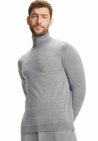 Maglione grigio a collo alto in tessuto morbido, design aderente con maniche lunghe, polsini e orlo a coste. Texture liscia e stile minimalista.