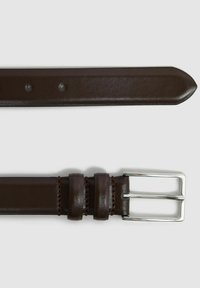 Cinturón de cuero marrón con un acabado liso, hebilla rectangular de plata y dos pasadores de cuero a juego. Presenta varios agujeros de ajuste.