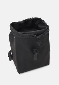 Zaino nero con chiusura roll-top, realizzato in materiale liscio, presenta spallacci regolabili e una tasca laterale con zip. Design minimalista.