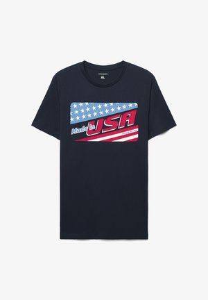 Granatowy bawełniany t-shirt z grafiką przedstawiającą czerwono-biało-niebieską flagę amerykańską oraz napisem "Made in USA" w pogrubionych literach.