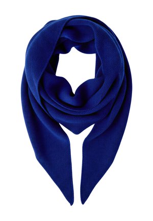 Blauer gestrickter Schal, zu einer Schlaufe gefaltet, mit zwei spitzen Enden, die vor einem weißen Hintergrund herunterhängen.