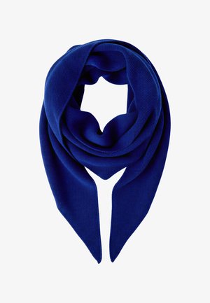Blauer gestrickter Schal, zu einer Schlaufe gefaltet, mit zwei spitzen Enden, die vor einem weißen Hintergrund herunterhängen.
