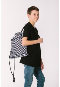 Batoh na stažení v černobílé kostkované vzoru, vyrobený z lehkého materiálu, se splétanými tkaničkami a stahovací uzávěrkou.