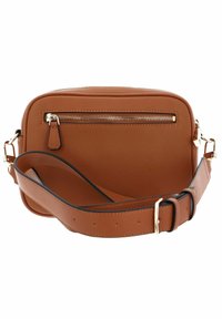 Sac en cuir marron à bandoulière avec une finition texturée, fermeture éclair dorée à l'arrière et une sangle ajustable avec un subtil accent noir.