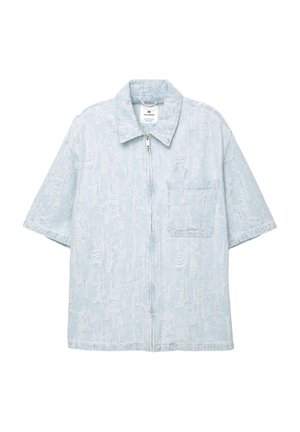Camicia azzurro chiaro a maniche corte realizzata in denim testurizzato, con zip frontale e taschino sul lato sinistro del petto. Motivo invecchiato su tutta la superficie.