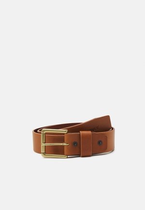 Ceinture en cuir marron avec boucle rectangulaire en laiton, enroulée avec coutures visibles et rivets sur fond blanc.