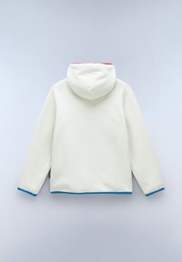 Felpa bianca in pile con fodera rossa all'interno, bordi blu lungo i polsini e l'orlo, e cappuccio arrotondato sul retro.