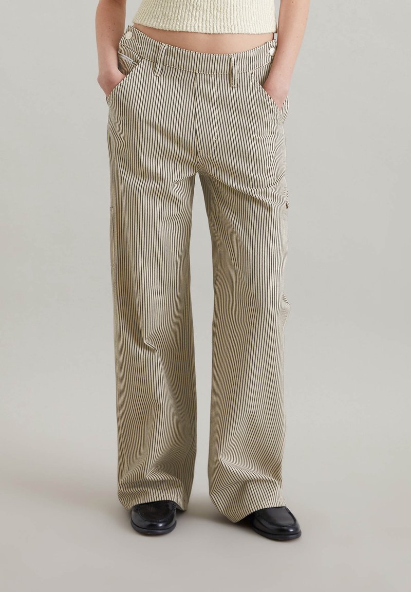 Marc O'Polo DENIM WORK WIDE AUS GESTREIFTEM - Relaxed fit jeans - offwhite