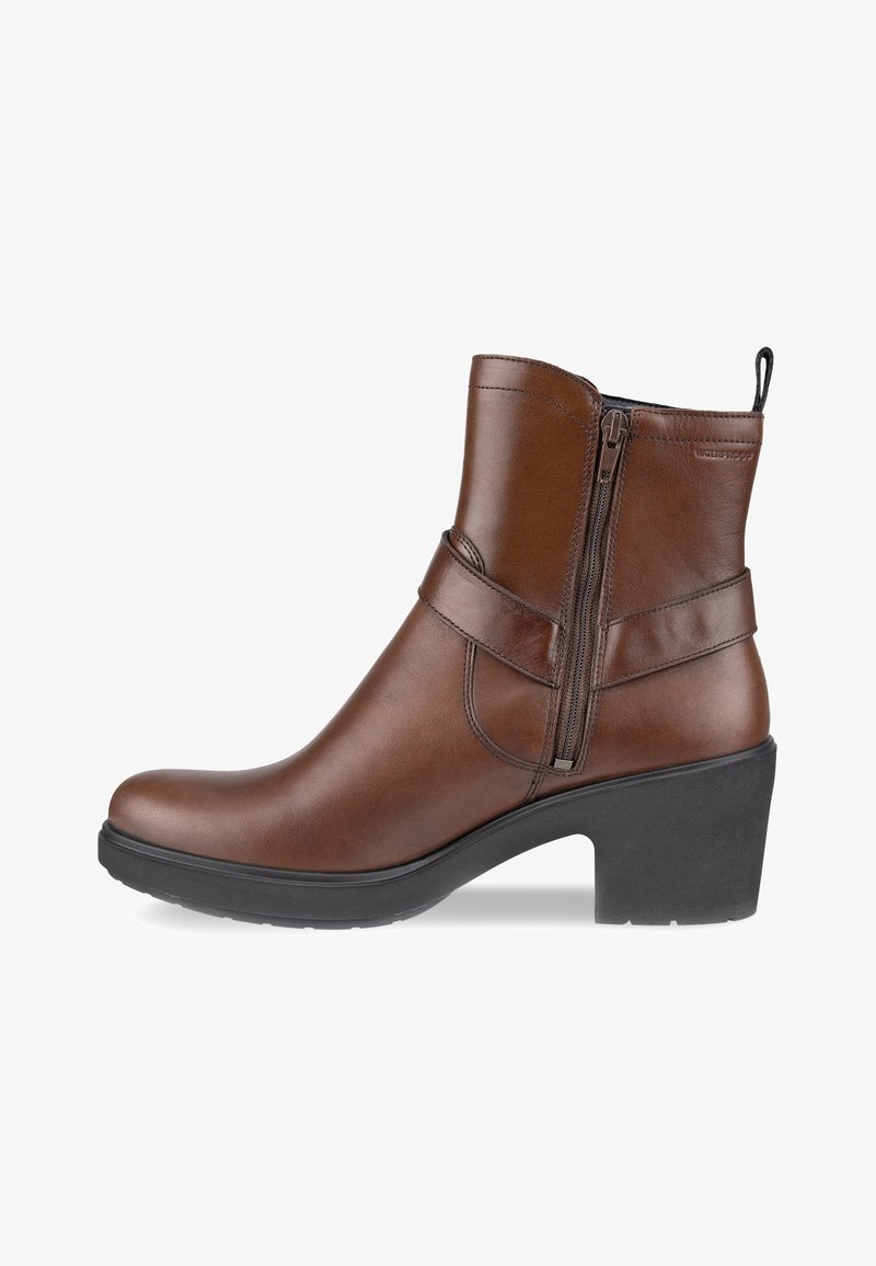 Bottine en cuir marron avec fermeture éclair latérale, détail de sangle, étiquette imperméable et talon noir épais.