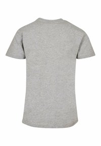 Camiseta gris de manga corta fabricada en una suave mezcla de algodón, con un clásico cuello redondo y un diseño de espalda sin costuras.