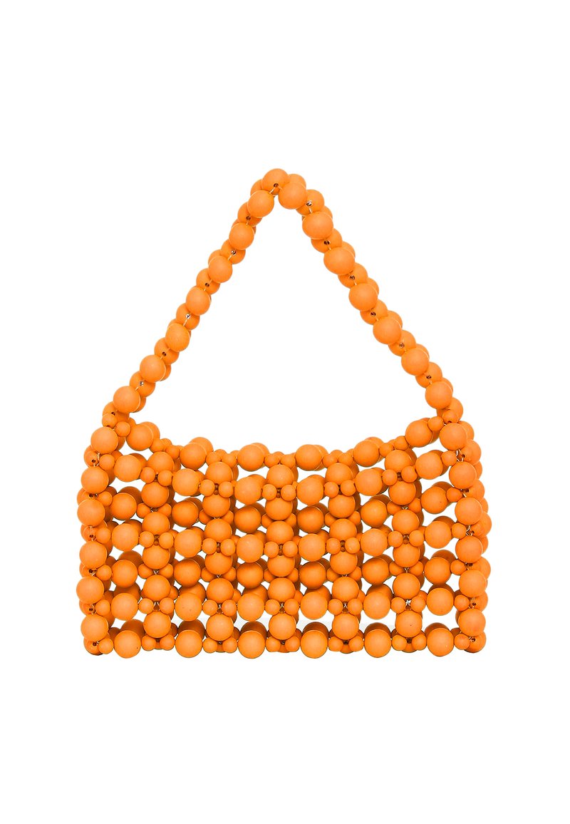 Orange perle-tasker med et trekantet håndtag, der har et gitterlignende design og runde perler i varierende størrelser over hele kroppen.