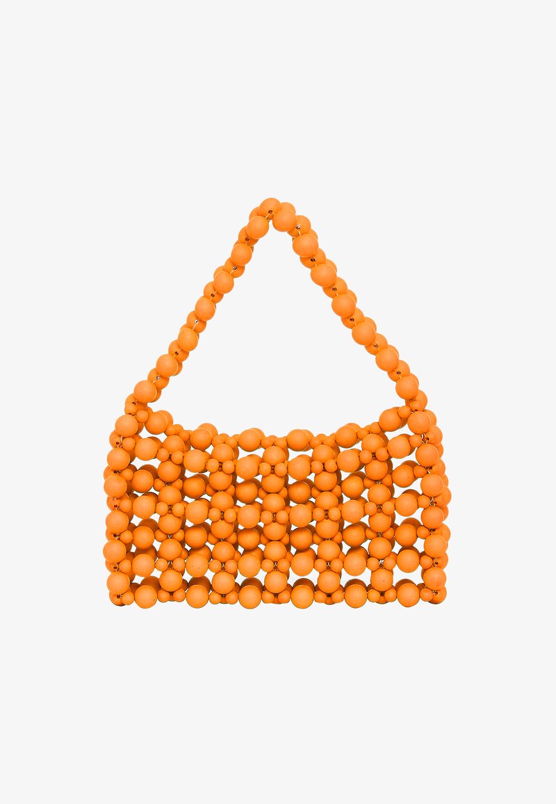 Käsilaukku täynnä oransseja helmiä, jossa on kolmiomainen kahva ja ruudukkomuotoinen muotoilu, sekä ympyrähelmistä, jotka vaihtelevat kooltaan koko laukun kehällä.