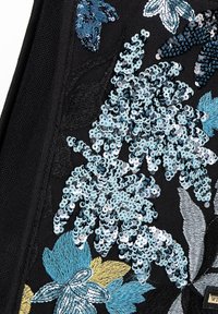 Tessuto nero con intricati ricami floreali in blu, argento e giallo, arricchiti con paillettes per texture e brillantezza.
