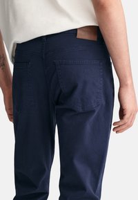 GANT DESERT - Džíny Straight Fit - marine