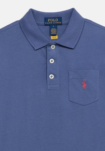 Μπλε πουκάμισο Polo Ralph Lauren με γιακά, τρία λευκά κουμπιά, τσέπη στο στήθος και κόκκινο κεντημένο λογότυπο στην τσέπη.