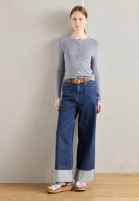 Thumbnail Image 4